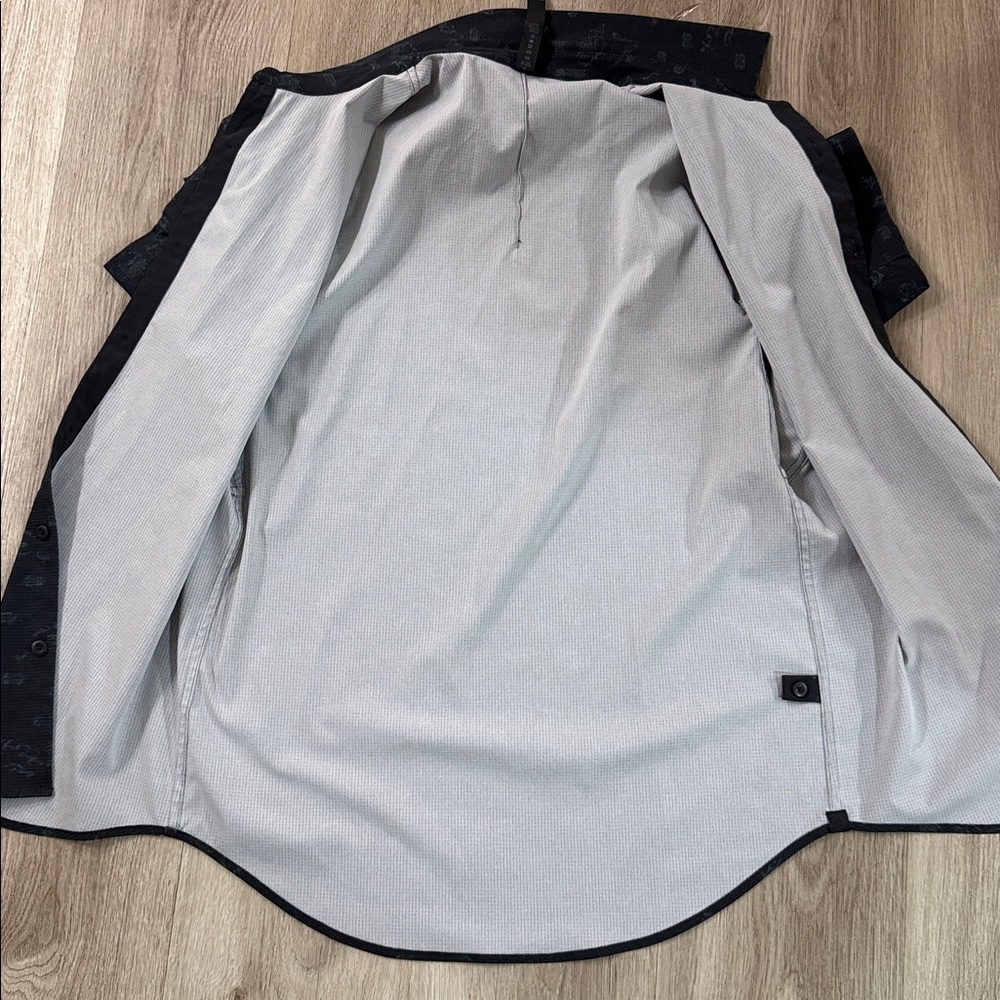 Lululemon Men's Short Sleeve Black Patterned Button-Up Shirt - Picture 6 of 6